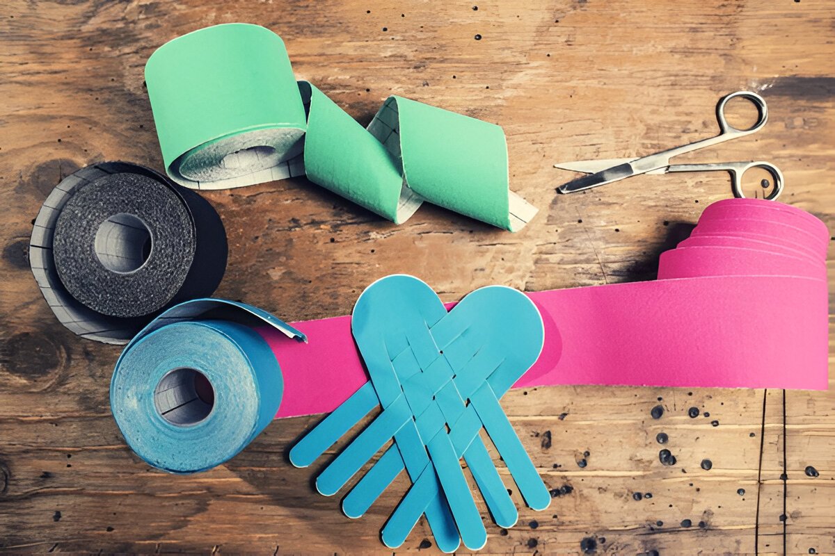 Kinesiotape auf Holztisch