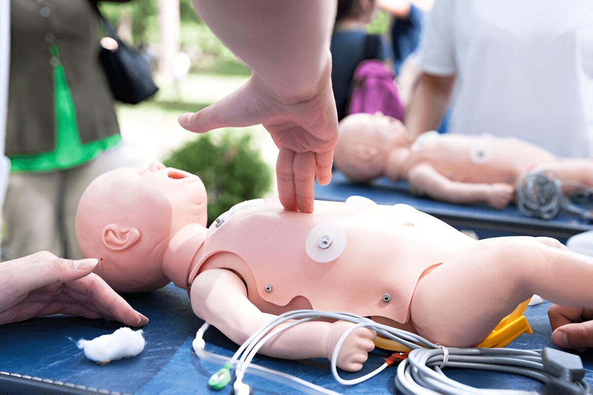 Babypuppe mit Elektroden