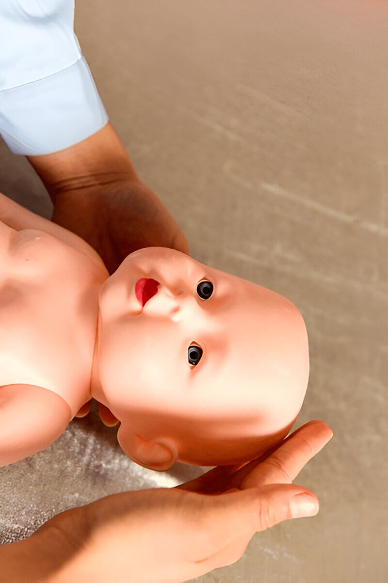 Babypuppe mit sichtbarem Kopf