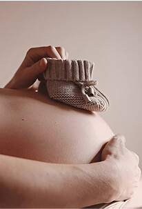 Babybauch mit Söckchen