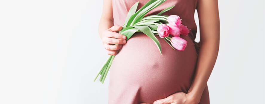 Schwangere mit Tulpen